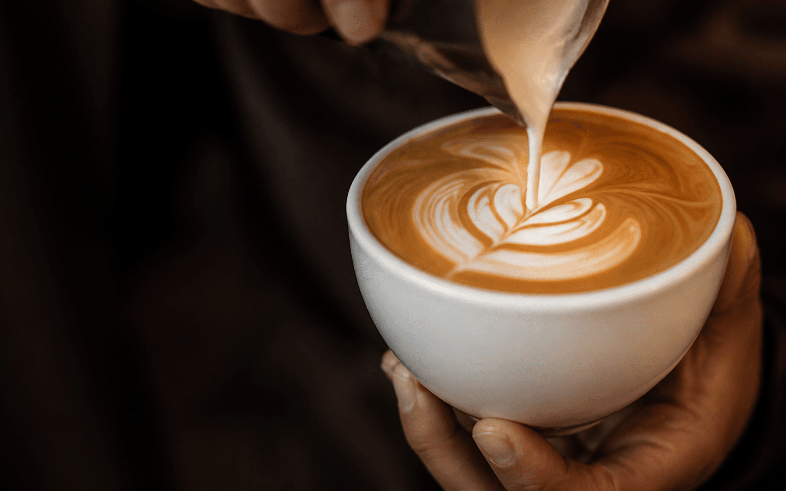 Latte art trong tách gốm